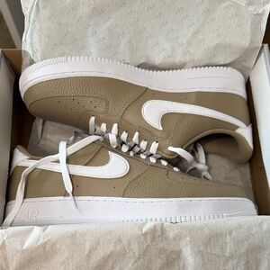 Nike Air Force 1 '07 AN23 in Khaki and White